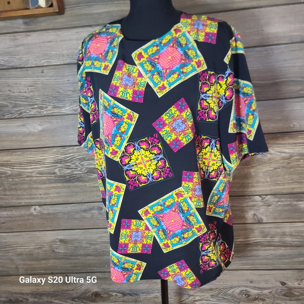 Women’s Black Short Sleeve Geo Square Print Top